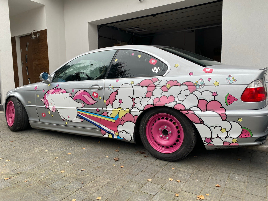 Zestaw naklejek UNICORN na srebrnym samochodzie z różowymi felgami