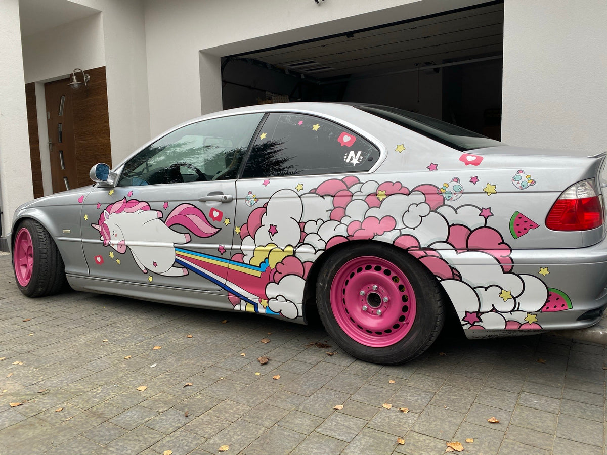 Zestaw naklejek UNICORN na srebrnym samochodzie z różowymi felgami